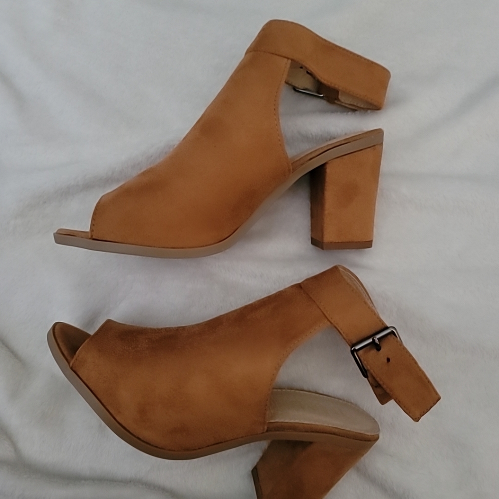Last pairs  TAN SUE heels PRICE IS FIRM - Picture 3 of 4